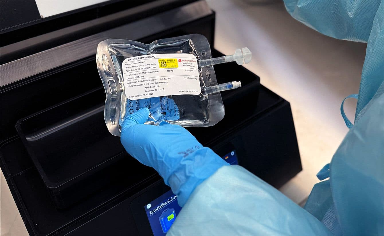 Ein Infusionsbeutel wird in die Waegeschale von CytoFortis eingelegt