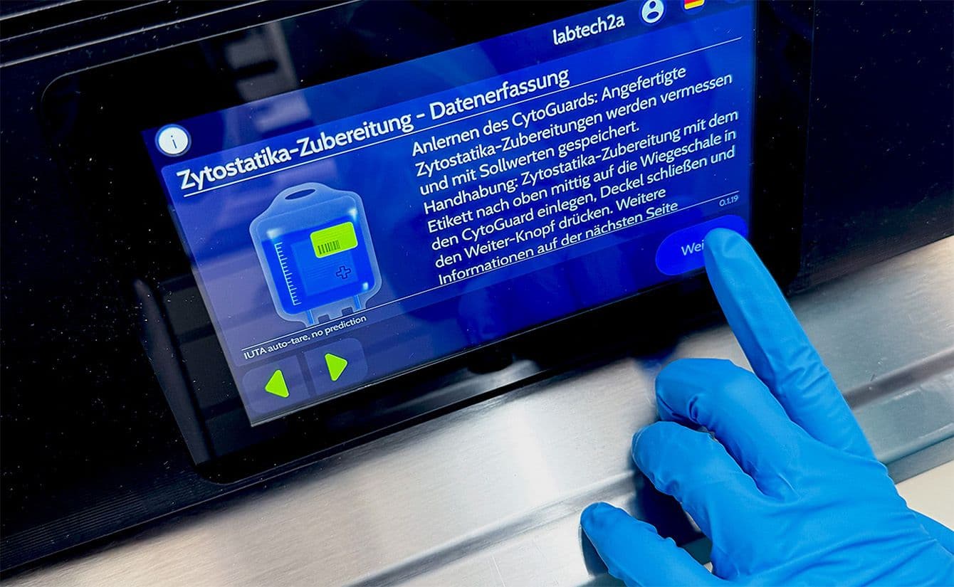 Mit einem Laborhandschuh wird die Touch-Oberflaeche des CytoFortis Displays bedient