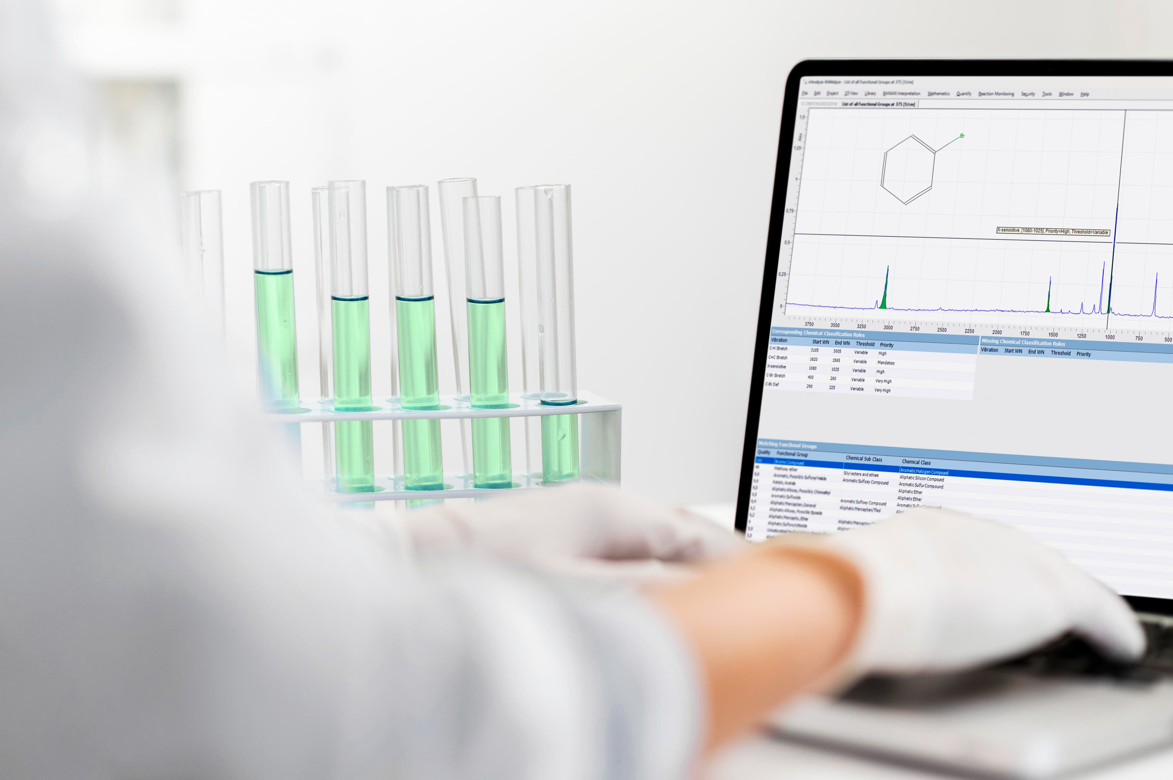 Mitarbeiterin bei der Arbeit mit RAMalyze
